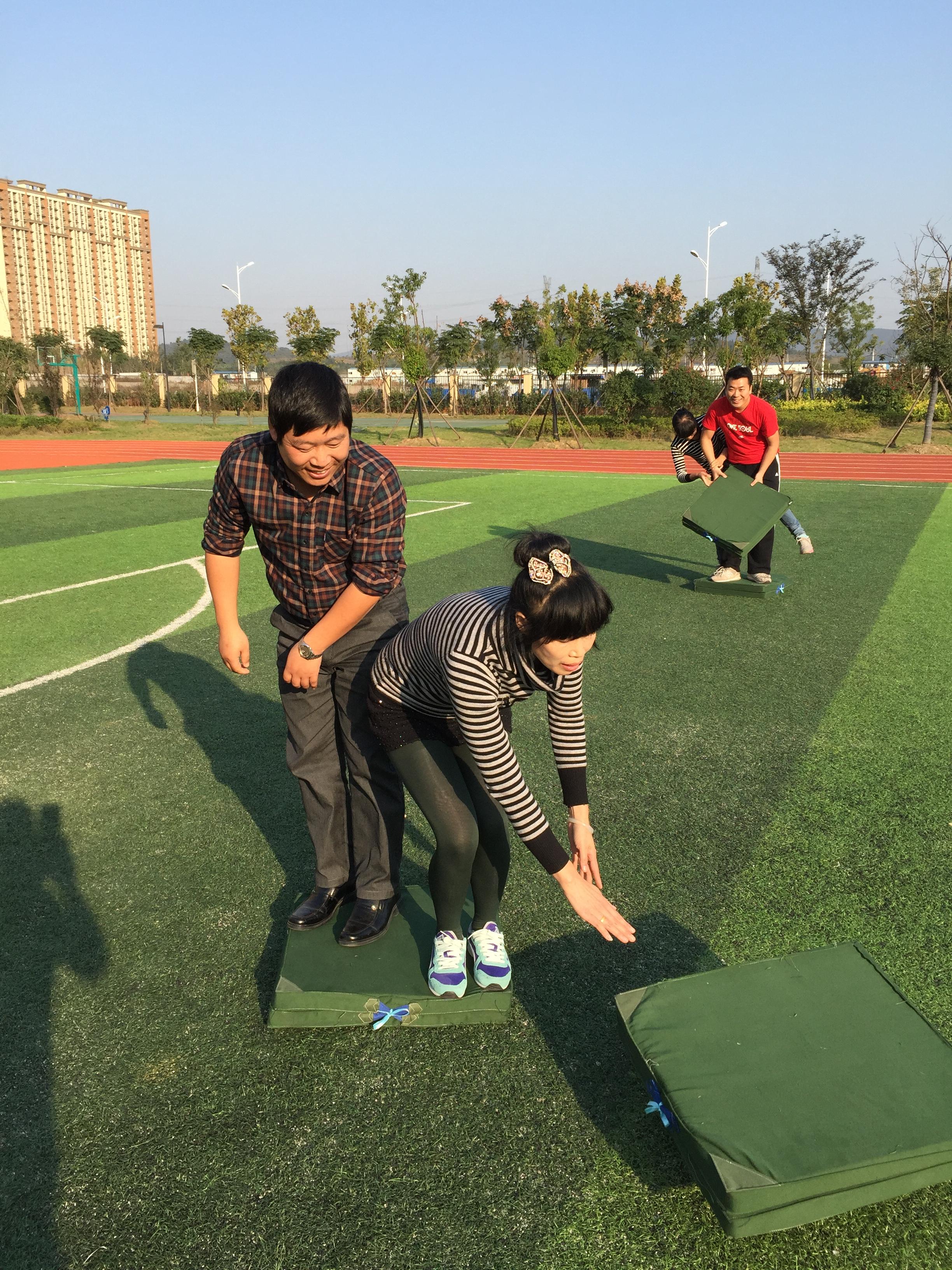 团结协作 搭桥过河