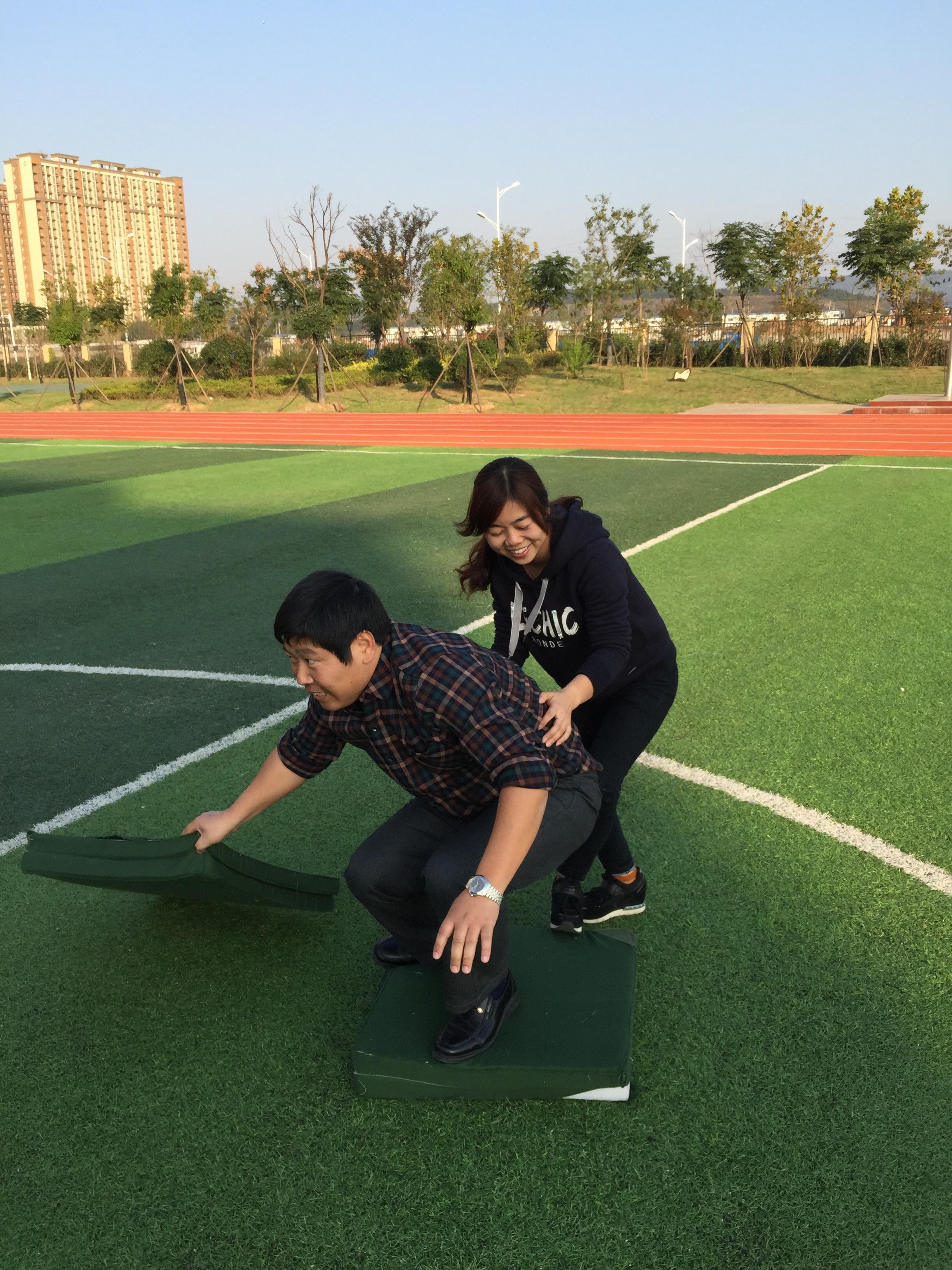 团结协作 搭桥过河